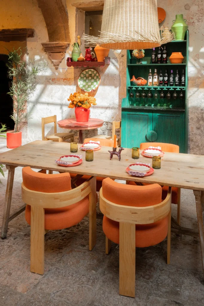 Un mesa con dos sillas naranjas